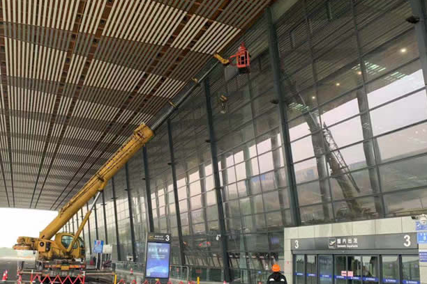 金湾玻璃幕墙维护和保养